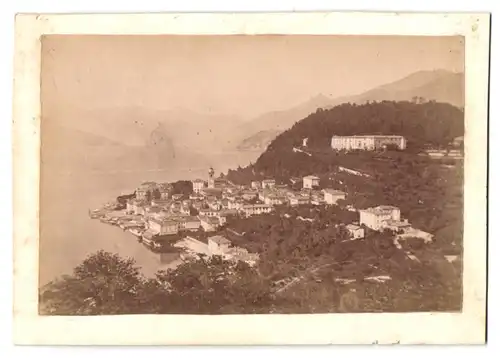 Fotografie unbekannter Fotograf, Ansicht Bellagio, Blick auf den Ort mit dem Schloss