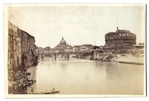 Fotografie unbekannter Fotograf, Ansicht Rom, Blick entlang des Tiber mit Engelsburg und Petersdom
