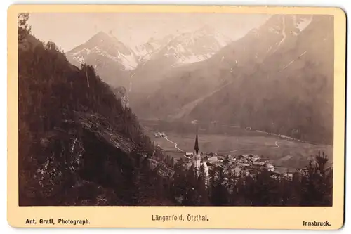 Fotografie Ant. Gratl, Innsbruck, Ansicht Längenfeld, Blick in das Tal mit Teilansicht der Stadt im Ötzthal, Alpen