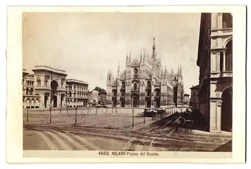 Fotografie unbekannter Fotograf, Ansicht Milano, Piazza del Duomo, Pferdekutschen, Dom
