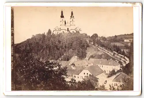 Fotografie unbekannter Fotograf, Ansicht Graz-Mariatrost, Blick auf die Basilika Mariatrost mit Teilansicht des Bezirks