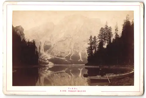 Fotografie Alois Beer, Klagenfurt, Ansicht Prags, Blick auf den Pragser Wildsee mit Alpenpanorama