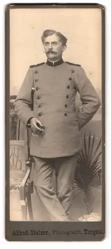 Fotografie Alfred Stelzer, Torgau, Jäger in Uniform mit Grandelanhänger und Mustasch