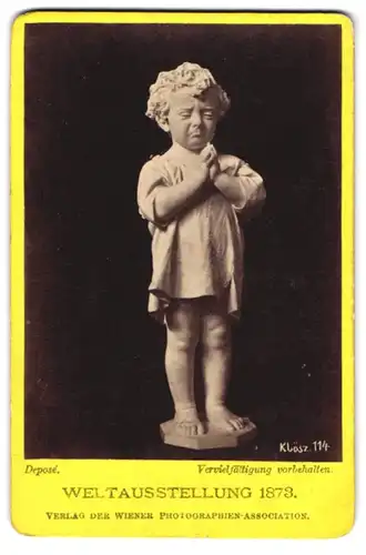 Fotografie Wiener Photog. Ass., Ansicht Wien, Weltausstellung 1873, Statue kleiner betender Junge der weint