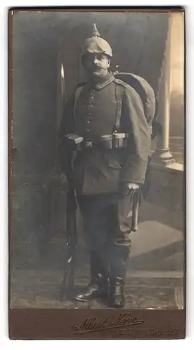 Fotografie Albert Nave, Hildesheim, Pionier Uffz. in Uniform Rgt. 77 mit Pickelhaube Tarnbezug, Ausmarschgepäck Bajonett
