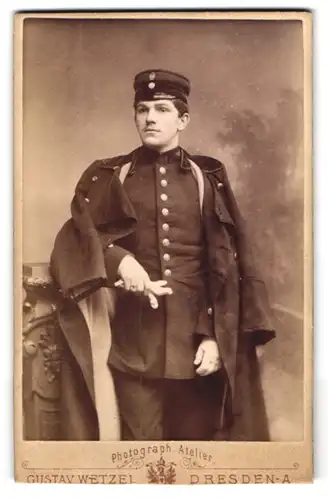 Fotografie Gustav Wetzel, Dresden, junger Beamter in Dienstuniform mit Mantel