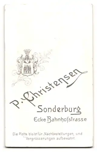 Fotografie P. Christensen, Sonderburg, Beamter in Dienstuniform mit königlichem Emblem am Kragen