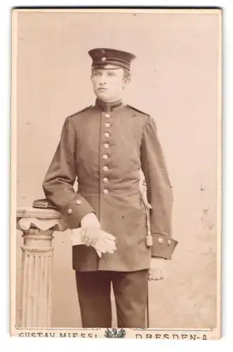 Fotografie Gustav Miessl, Dresden, sächsischer Beamter in Uniform mit Säbel