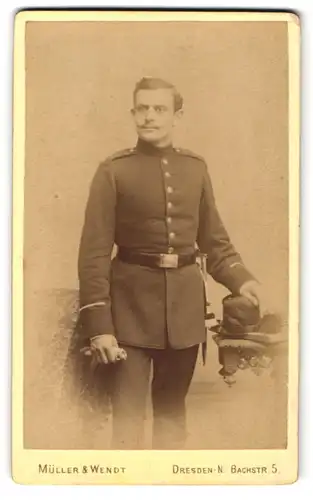 Fotografie Müller & Wendt, Dresden, Sächsischer Jäger in Uniform nebst Tschako
