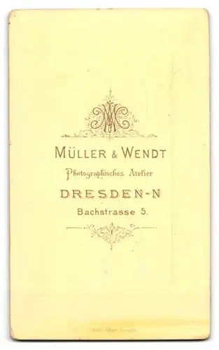 Fotografie Müller & Wendt, Dresden, Sächsischer Jäger in Uniform nebst Tschako