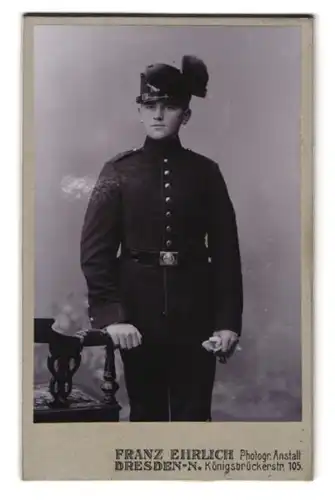 Fotografie Franz Ehrlich, Dresden, junger sächsischer Jäger in Uniform mit Tschako