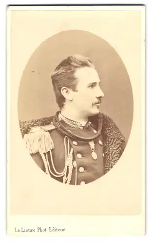 Fotografie H. Le Lieure, Turin, Offizier Alberto in Uniform mit Epauletten und Schützenschnur, 1870