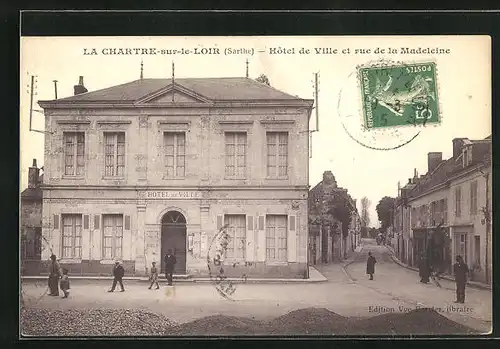 AK La Chartre-sur-le-Loir, Hotel de Ville et rue de la Madeleine