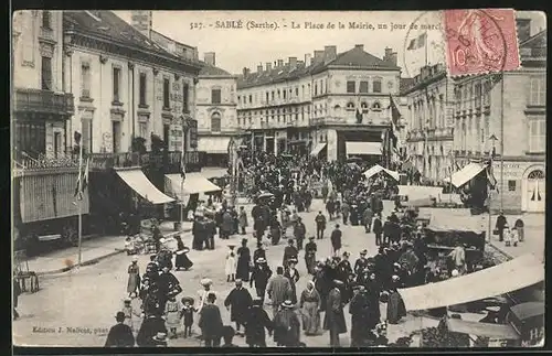 AK Sablè, La Place de la Mairie, un jour de marchè