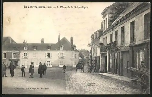 AK La Chartre-sur-le-Loir, Place de la Rèpublique