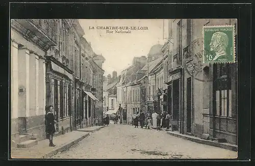 AK La Chartre-sur-le-Loir, Rue Nationale