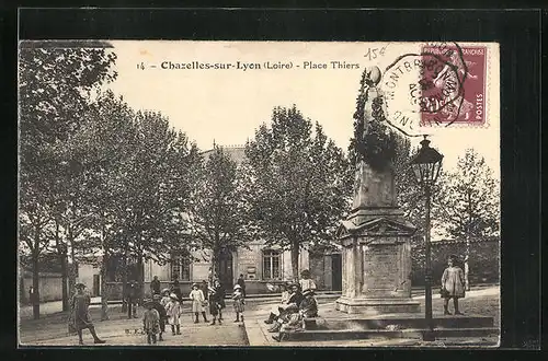 AK Chazelles-sur-Lyon, Place Thiers et Monument