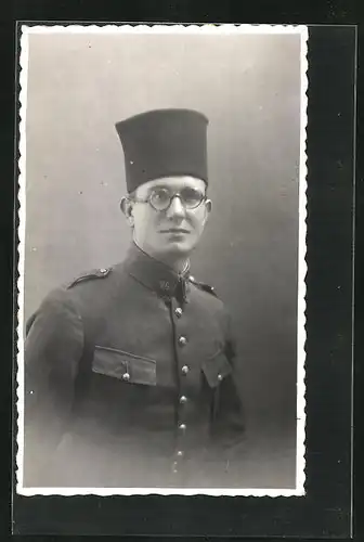 AK französischer Soldat in Uniform mit Mütze porträtiert