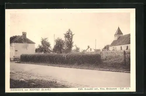 AK Favrieux, Strassenpartie mit Blick zur Kirche