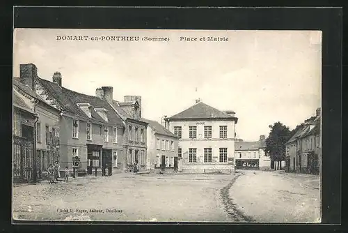 AK Domart-en-Ponthieu, Place et Mairie