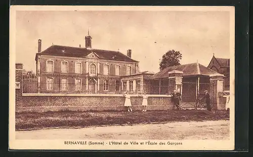 AK Bernaville, L`Hôtel de Ville et l`École des Garcons