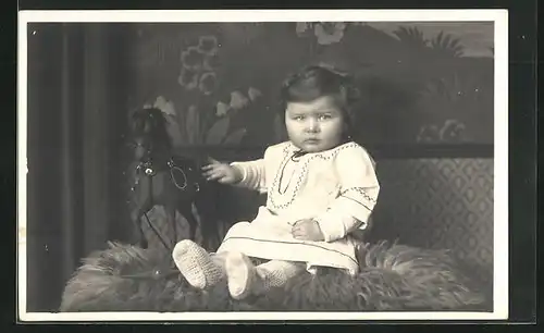 AK Kleinkind mit Spielzeugpferd