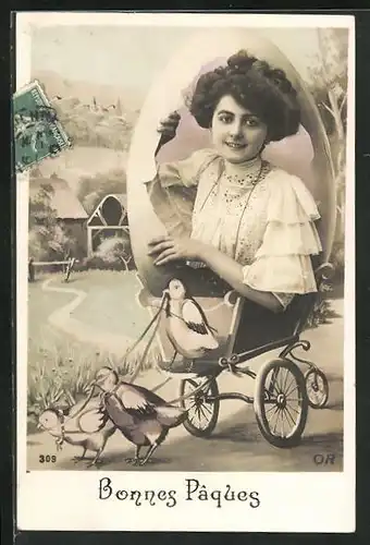 AK Fotomontage, Frau in Osterei in einem Kinderwagen von Küken gezogen