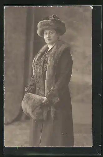 Foto-AK Porträtbild von einer Dame im Pelzmantel mit Pelzhut