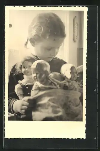 AK Mädchen beim Spielen mit einer Puppe