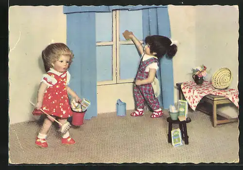 AK Käthe Kruse-Puppen beim Putzen
