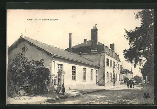AK Nantiat, Mairie et Ecole