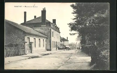 AK Nantiat, Mairie et Ecole