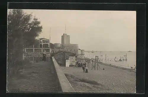 AK Fouras, Partie am Strand