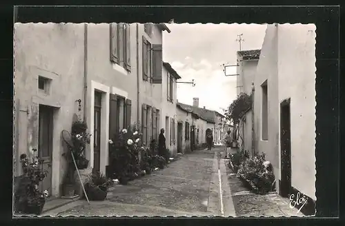 AK Les Portes, Venelle aux fleurs, Ortspartie