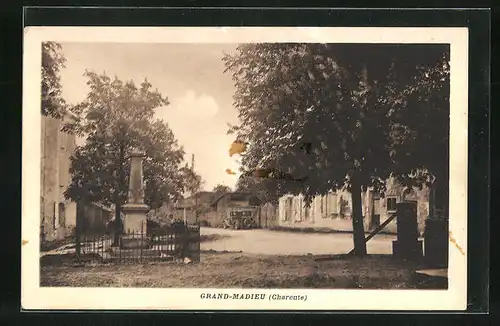 AK Grand-Madieu, Ortspartie mit Denkmal