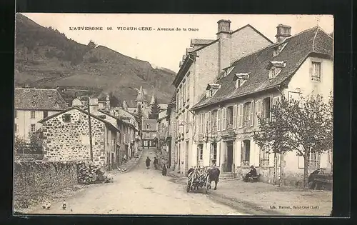 AK Vic-sur-Cère, Avenue de la Gare