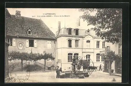 AK Vic-sur-Cère, Place de la Mairie