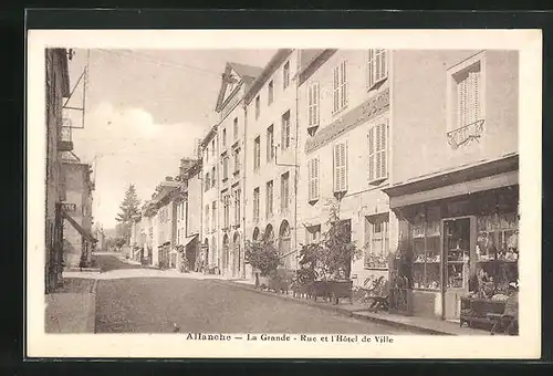 AK Allanche, La Grande-Rue et l`Hôtel de Ville