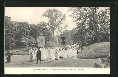 AK Vaucresson, La Procession dans le Parc du Chateau