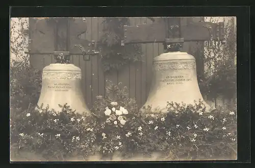 AK Glocken mit Blumenschmuck im Gras vor einer hölzernen Tür