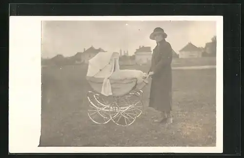 AK Junge Mutter mit Kinderwagen auf der Wiese