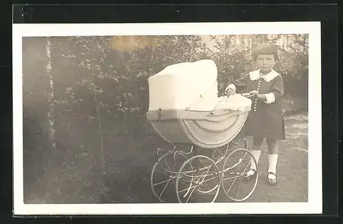 Foto-AK Mädchen mit Kinderwagen im Garten