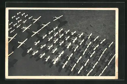 AK Flugzeuge auf dem Flugfeld, Fliegeraufnahme