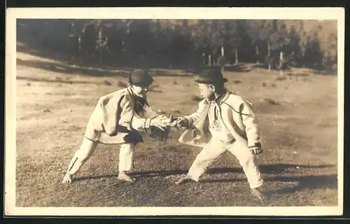 AK Slowakische Jungen in Tracht beim Spiel auf der Wiese