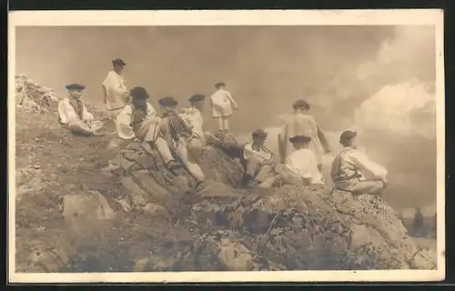 AK Slowakische Männer in Tracht sitzen auf den Felsen