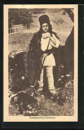 AK Rumänische Schäferin mit Fell-Umhang