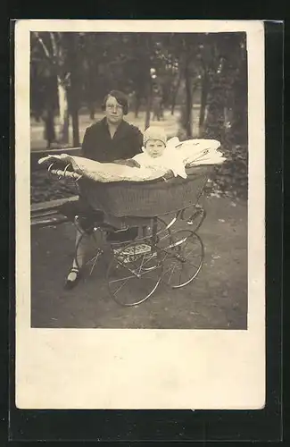 AK Mutter mit Tochter auf einer Bank, Kinderwagen