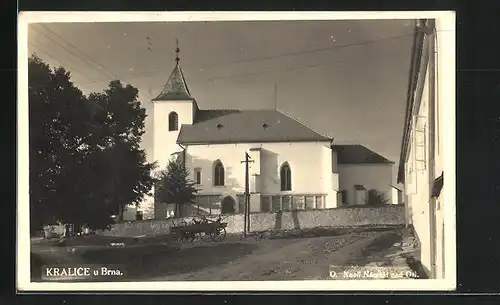 AK Kralice, Parkende Kutsche vor Kirche