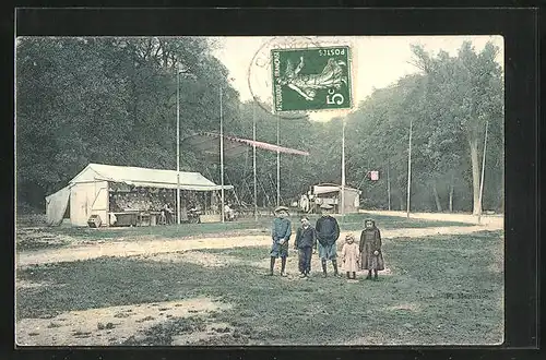 AK Clamart, Zelt mit Waren auf einer Wiese mit Kindern