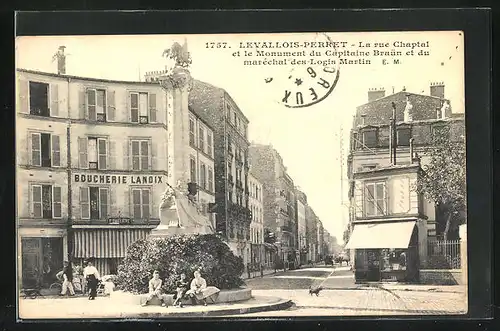 AK Levallois-Perret, la rue Chaptal et le Monument du Capitaine Braun et du maréchal des Logis Martin